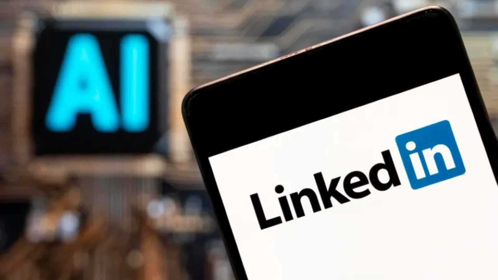 “لينكد إن” تجمع معلوماتك لتدريب الـ AI.. ماذا يمكنك فعله؟