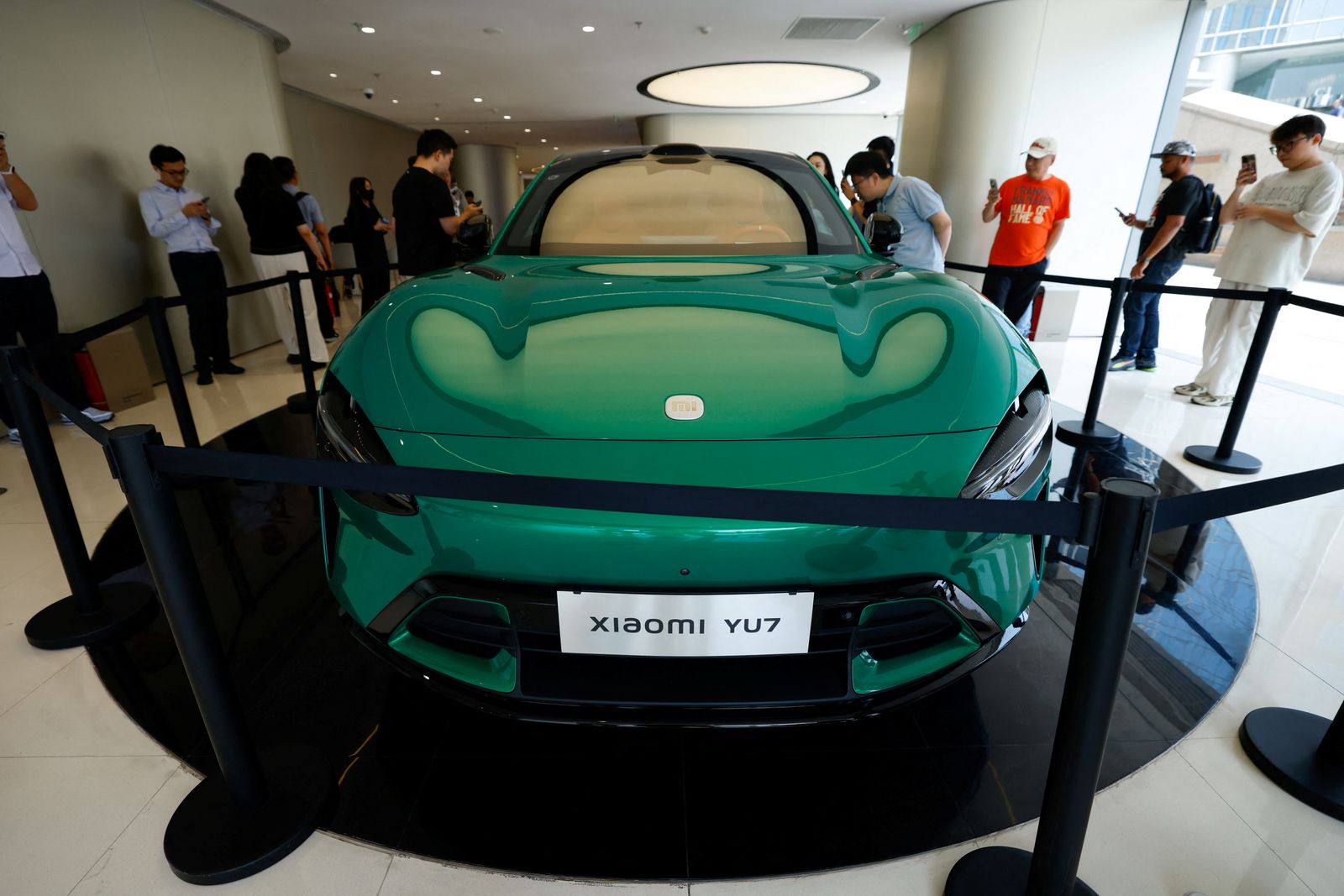 People look at the new electric SUV YU7 displayed at a Xiaomi store in Beijing, China May 29, 2025. REUTERS/Tingshu Wang