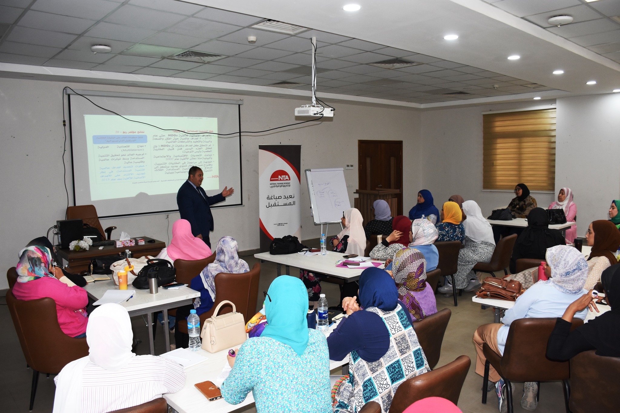 محافظ أسوان يتابع فعاليات برنامج “المرأة تقود بالمحافظات المصرية”