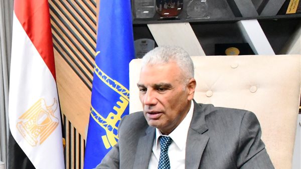 محافظ أسوان في جولة مفاجئة.. توجيهات بتكثيف أعمال النظافة ورفع الإشغالات وضبط 82 توك توك مخالف