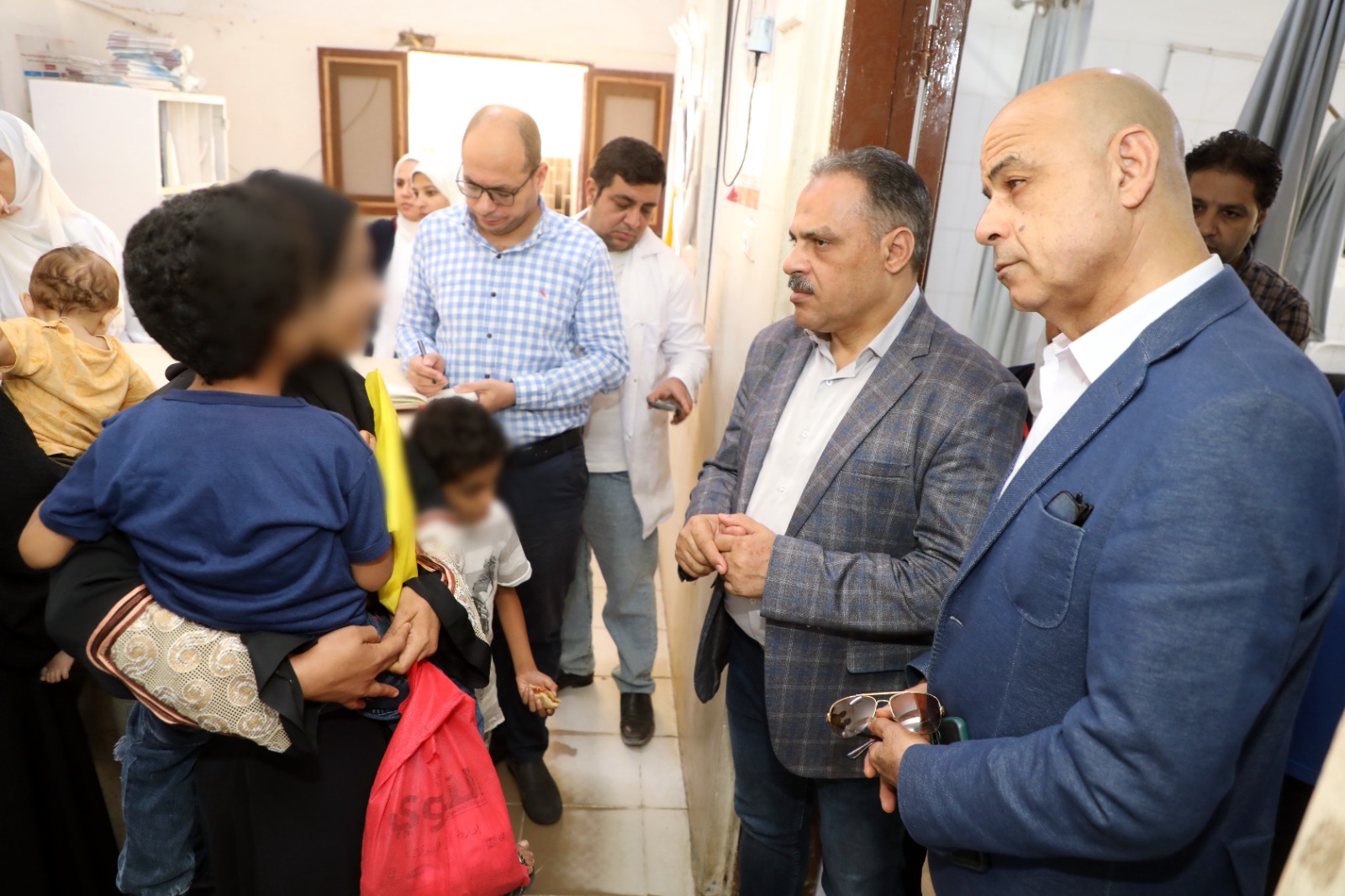 محافظ الشرقية يزور مدينة القرين ويُفاجئ الأطباء والعاملين بمبنى استقبال الحوادث والطوارئ بمستشفى القرين المركزي ويتفقد الأقسام المختلفة ويؤكد على حق المواطن في الحصول على الرعاية الصحية بالشكل اللائق