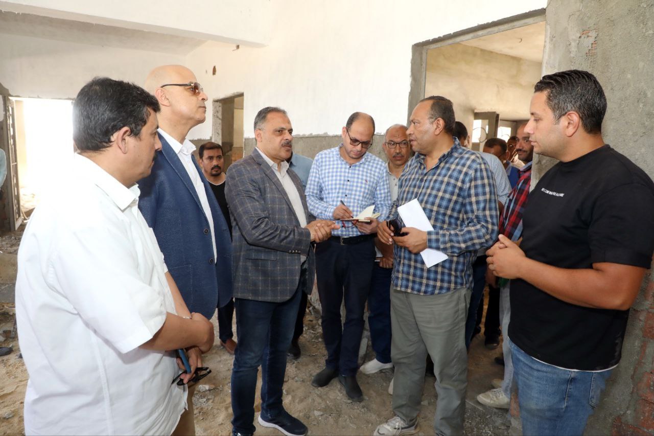 محافظ الشرقية يتفقد أعمال إنشاء مدرسة على بن أبي طالب للتربية الفكرية بمدينة القرين ويتابع سير العمل بالمركز التكنولوجي للمدينة