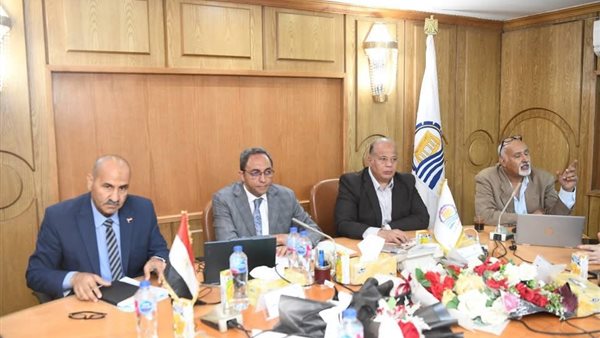 محافظ قنا ومساعد وزير التنمية يبحثان مع وفد “الهابيتات” التطبيق الذكي لإدارة المخلفات الصلبة