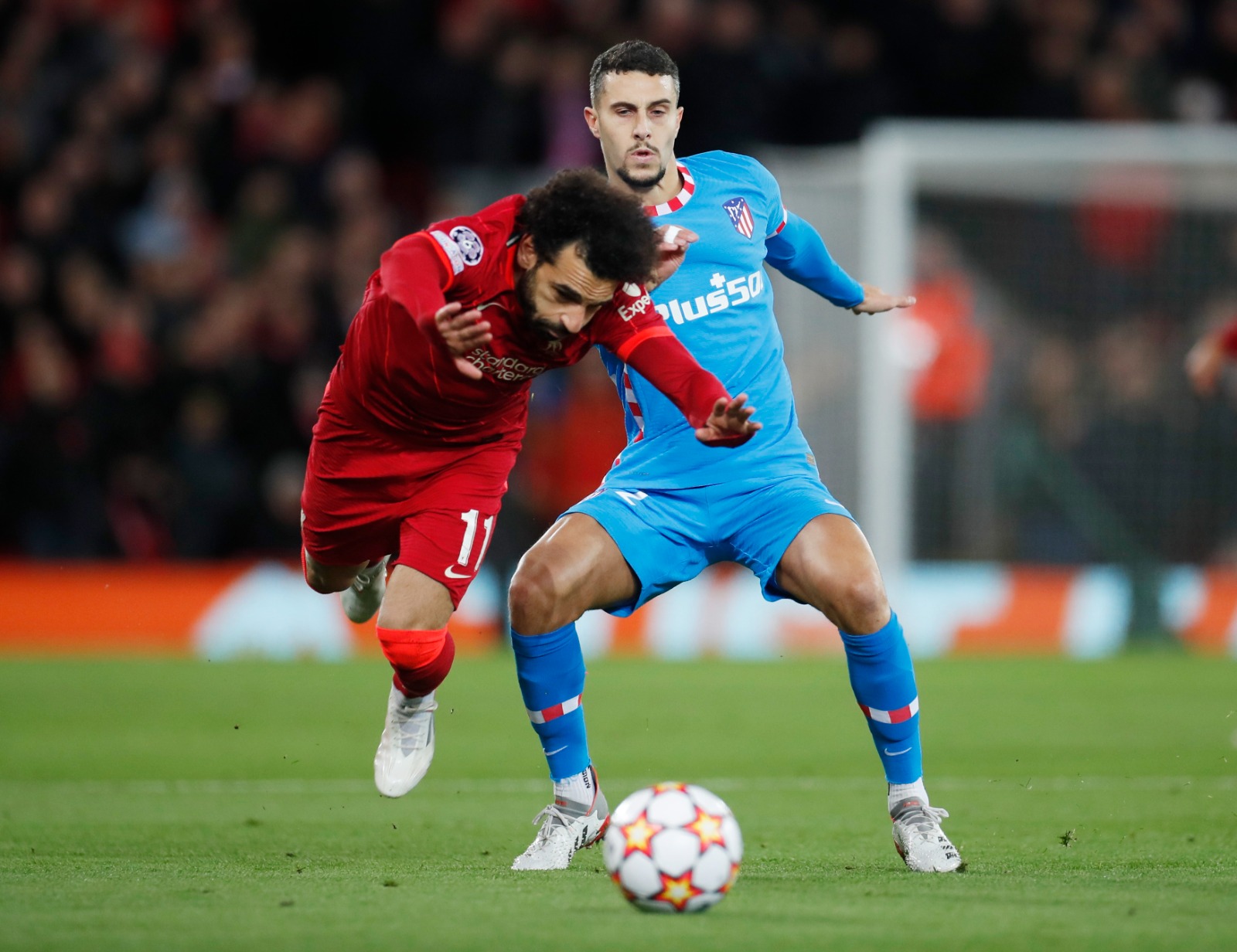 محمد صلاح مهاجم ليفربول يتعرض لعرقلة من ماريو هيرموسو لاعب أتلتيكو مدريد الإسباني - 3 نوفمبر 2021
