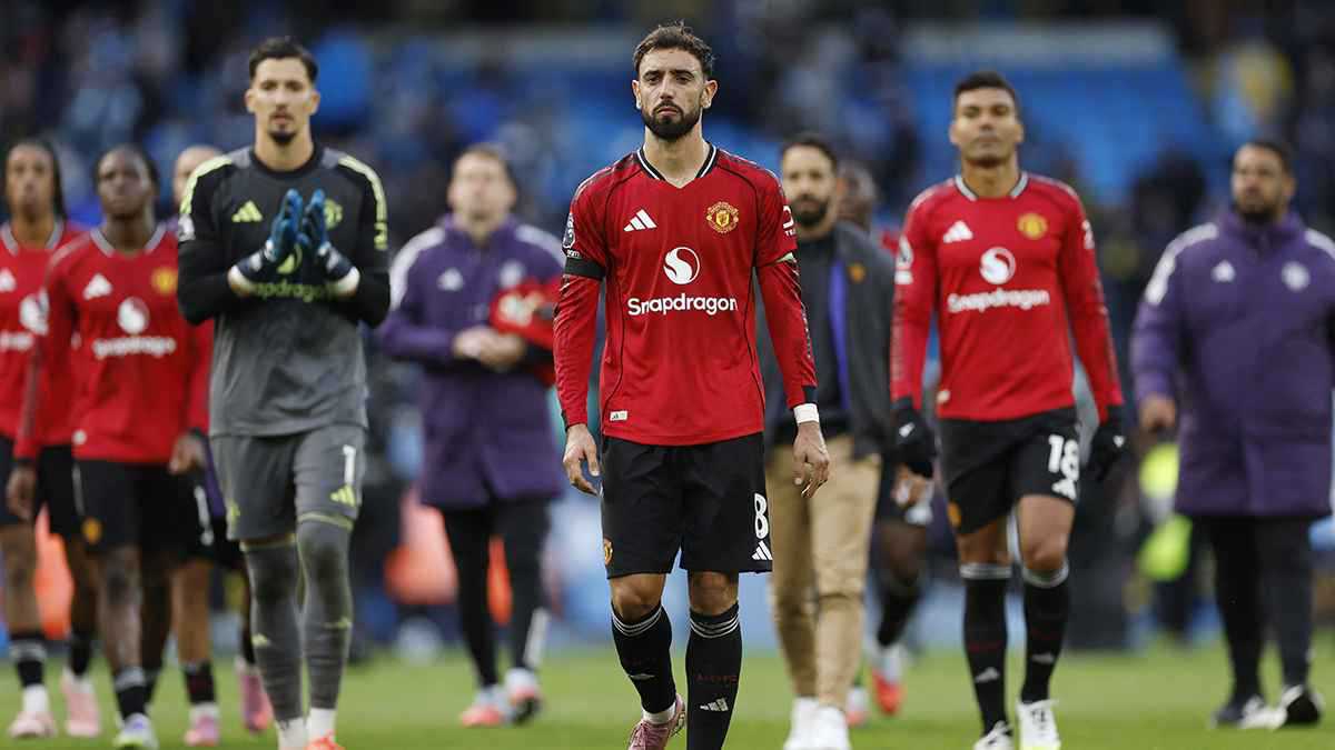 مراحل انهيار مانشستر يونايتد.. نادٍ “فقد عقله”