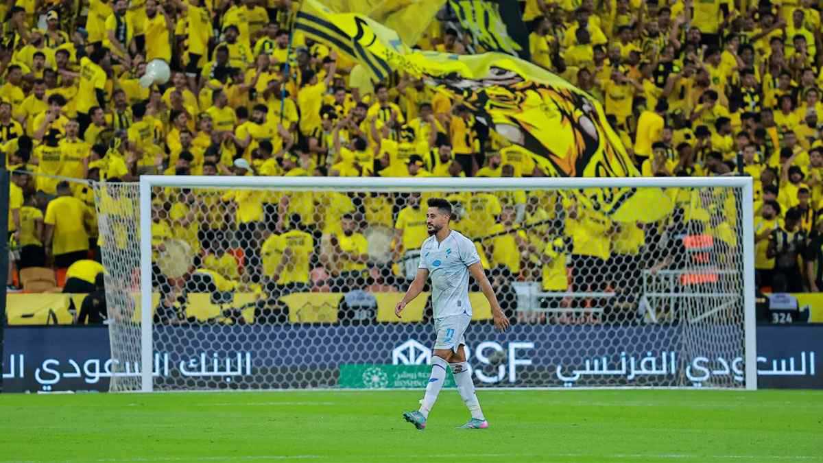 مراد باتنا يشن هجومًا غير مسبوق على حكم مباراة الاتحاد والفتح (فيديو)