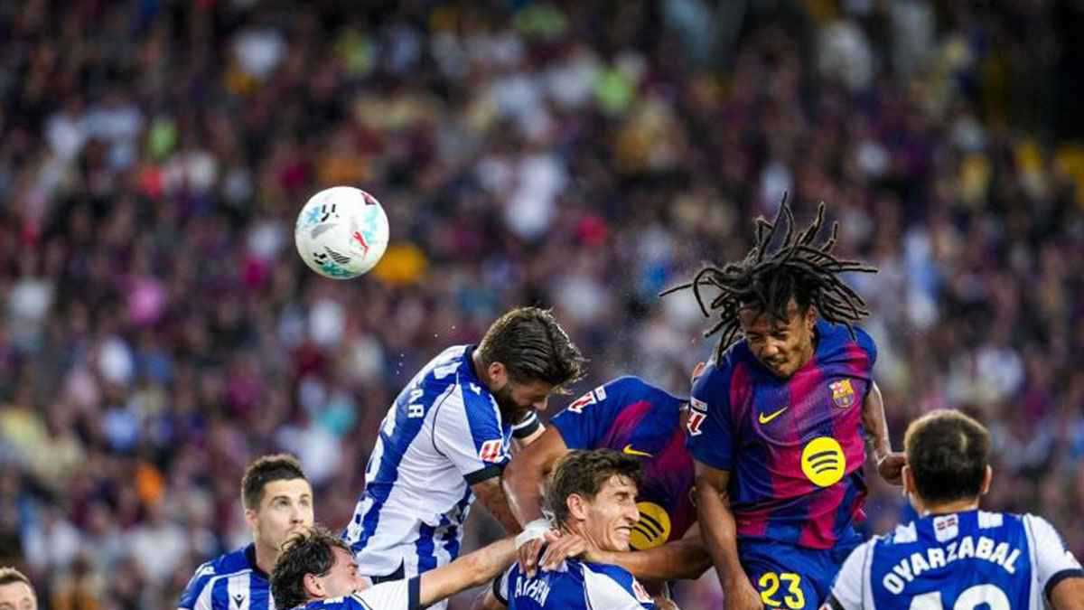 مفاجأة.. حكم مباراة برشلونة وريال سوسيداد يعترف بخطئه في هدف كوندي