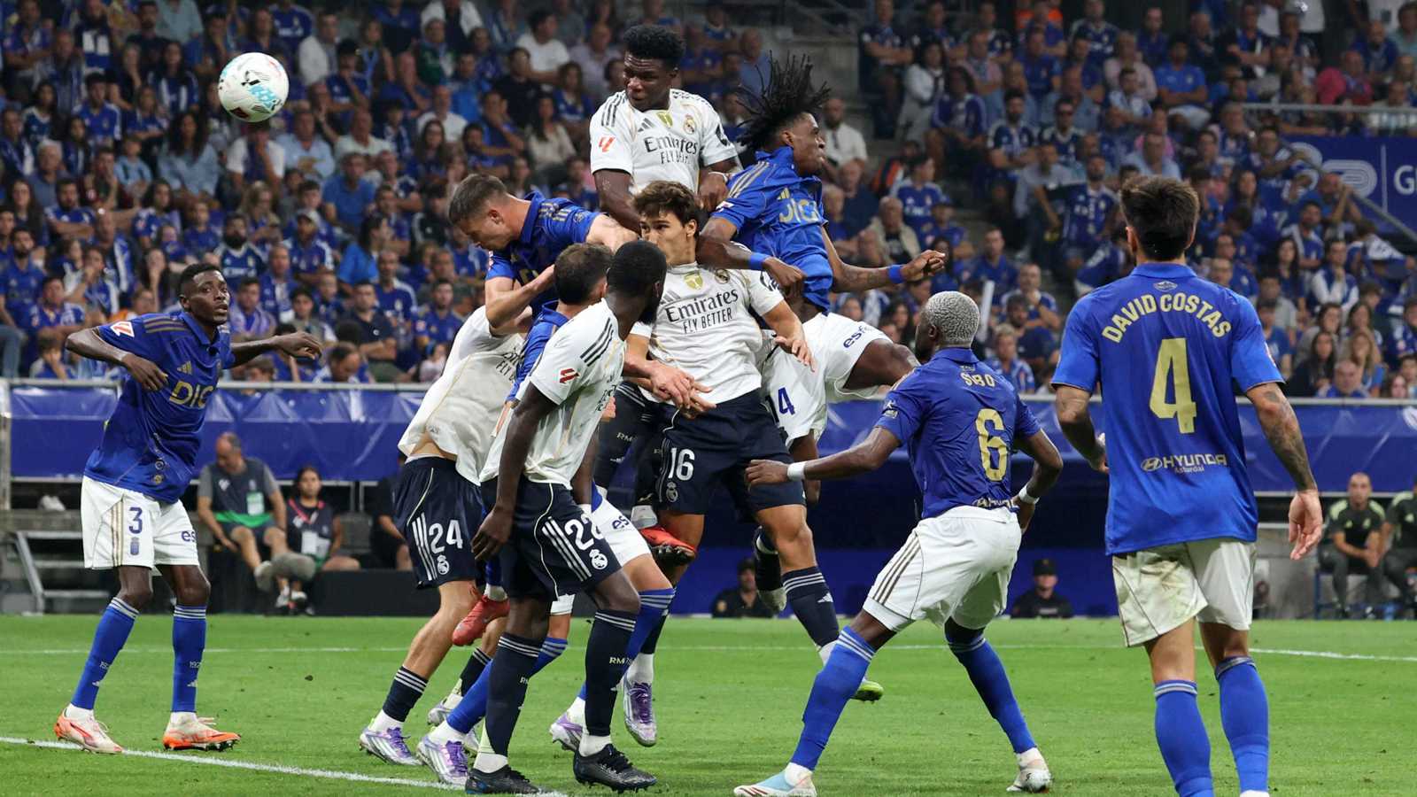 ملعب يحمل إسمه.. نجم ريال مدريد يبكي بعد استقبال مؤثر في فريقه الأول (صور)