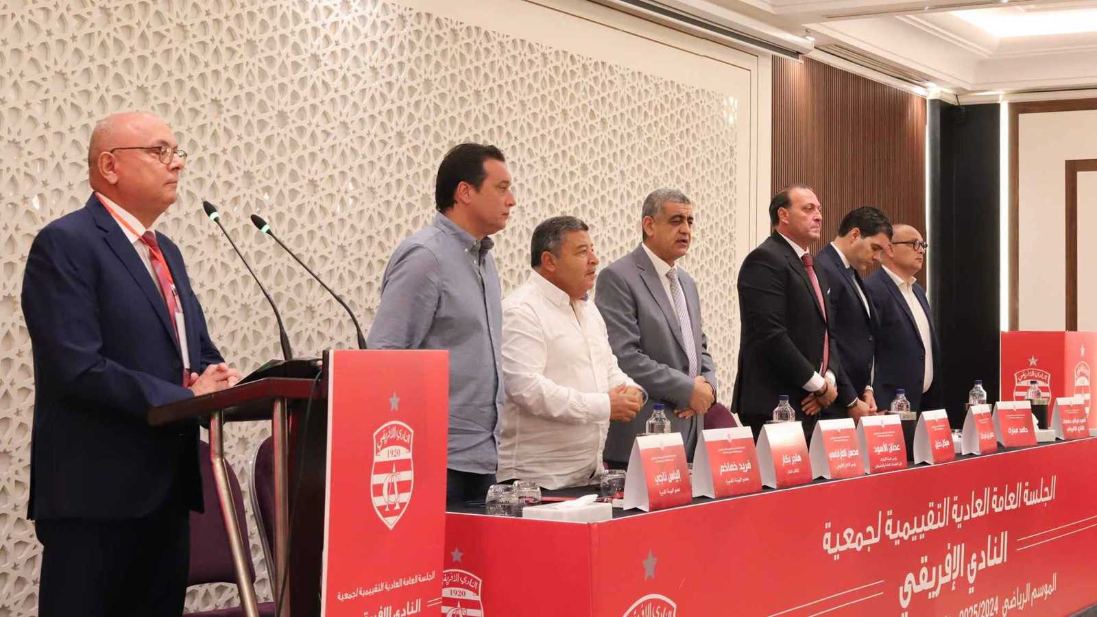 نثرت مالي هباءً.. فيرجي شامبيرز يصعق مسؤولي الإفريقي التونسي بعد الخسارة (صورة)