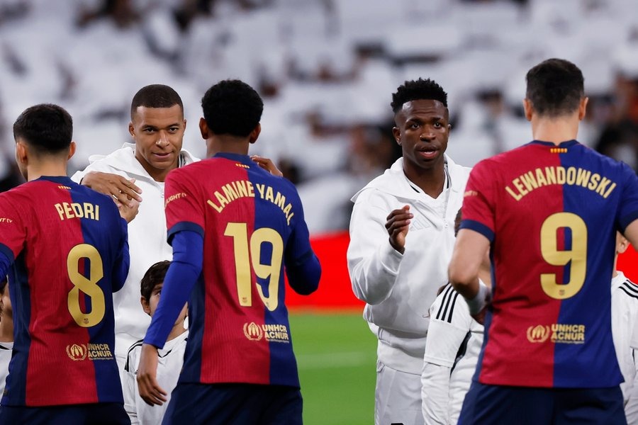 فينيسيوس وكيليان مبابي مهاجما ريال مدريد يصافحان روبرت ليفاندوفسكي ولامين يامال ثنائي برشلونة في الكلاسيكو - 25 أبريل 2025