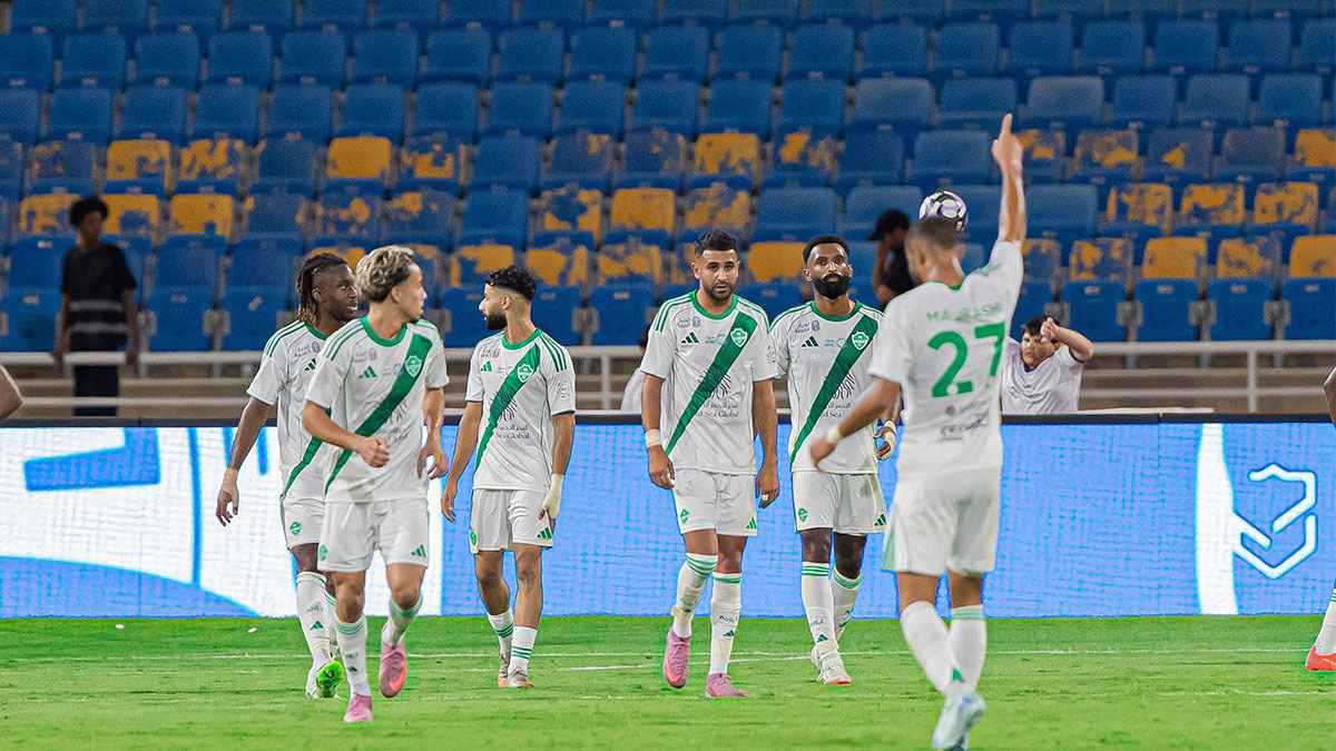 هدف ملغى وضربة جزاء.. تقييم كارثي لحكم مباراة الأهلي السعودي والحزم (فيديو)