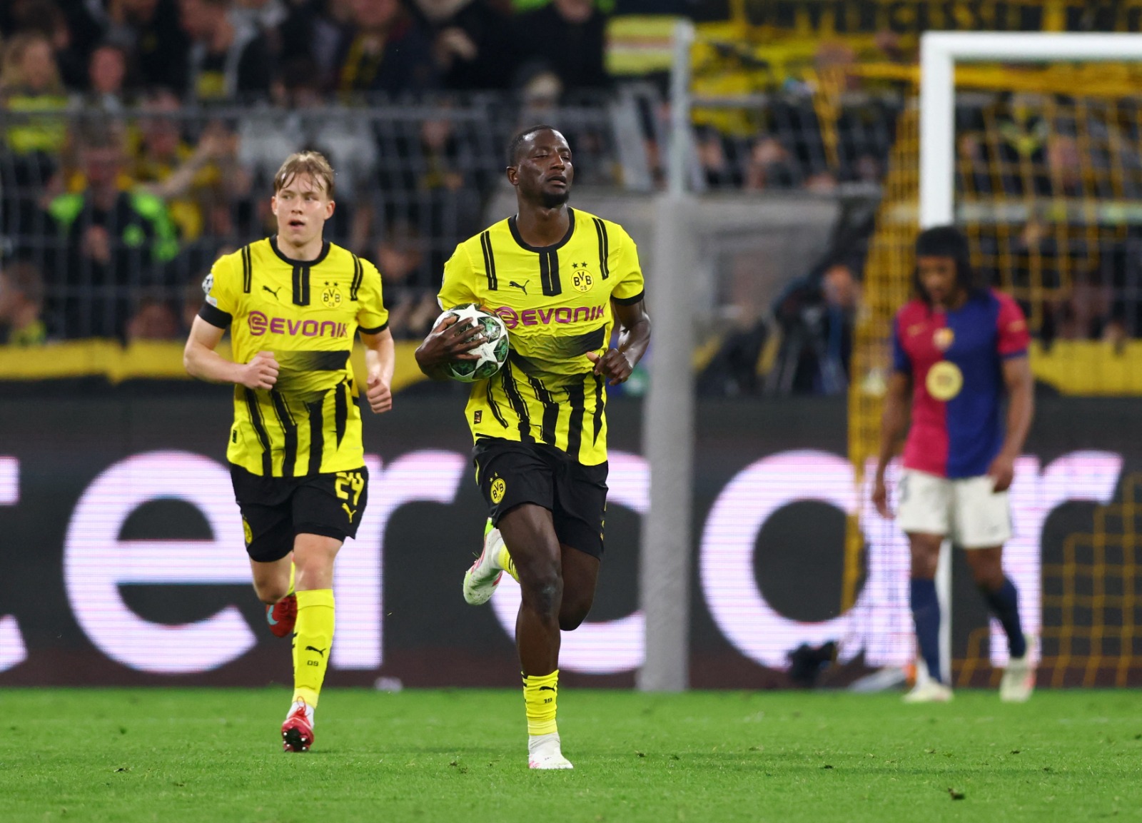الغيني سيرهو غيراسي مهاجم بوروسيا دورتموند يحتفل بتسجيل هدف في شباك برشلونة ضمن إياب ربع نهائي دوري أبطال أوروبا - 15 أبريل 2025