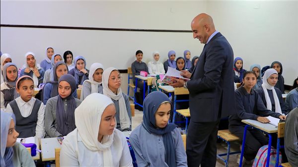 وزير التعليم يجري جولة مفاجئة بمدارس الغربية لمتابعة انتظام الدراسة وتسليم الكتب