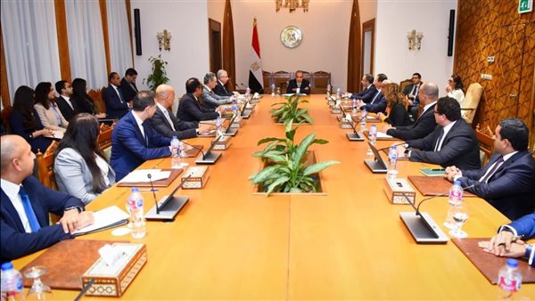 وزير الخارجية يجتمع مع قيادات وأعضاء قطاع الشئون متعددة الأطراف والامن الدولى