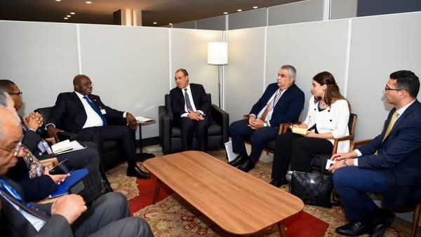 وزير الخارجية يلتقي نظيره الأنجولي لتعزيز العلاقات الثنائية بين البلدين