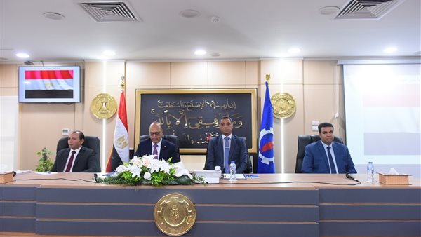 وزير العمل ومحافظ السويس يفتتحان ندوة تثقيفية بمواد قانون العمل الجديد