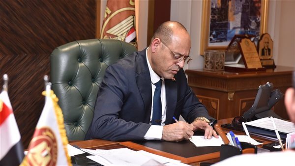 وزير العمل يوجه بالتحقيق في وفاة رضيعة على ذراع أمها العاملة داخل شركة نسيج