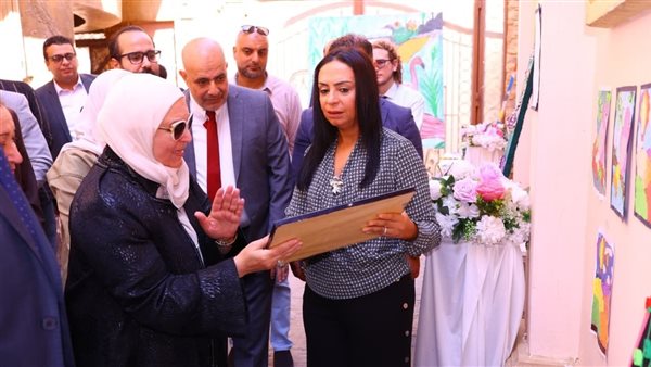 وزيرة التضامن تفتتح معرضًا فنيًا لكبار السن وتتفقد أكاديمية ألزهايمر ووحدة “الرعاية عن بعد”