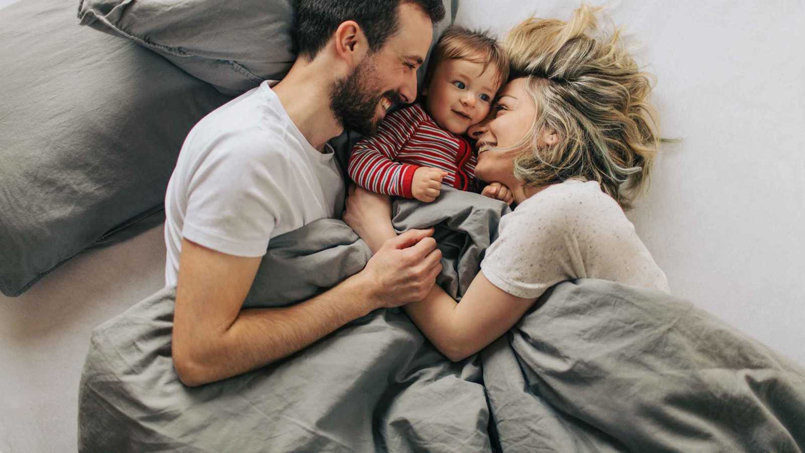 وفاة رضيع اختناقًا أثناء نومه بين والديه في إجازة عائلية