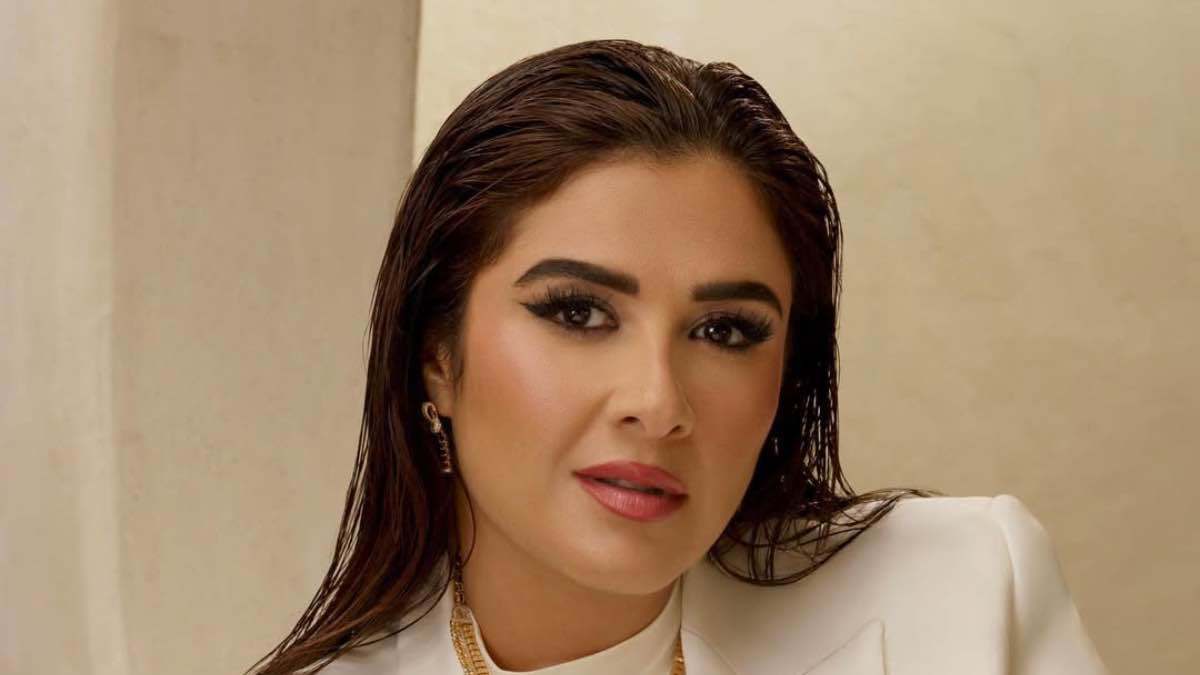 ياسمين عبد العزيز تؤدي مناسك العمرة (فيديو وصور)