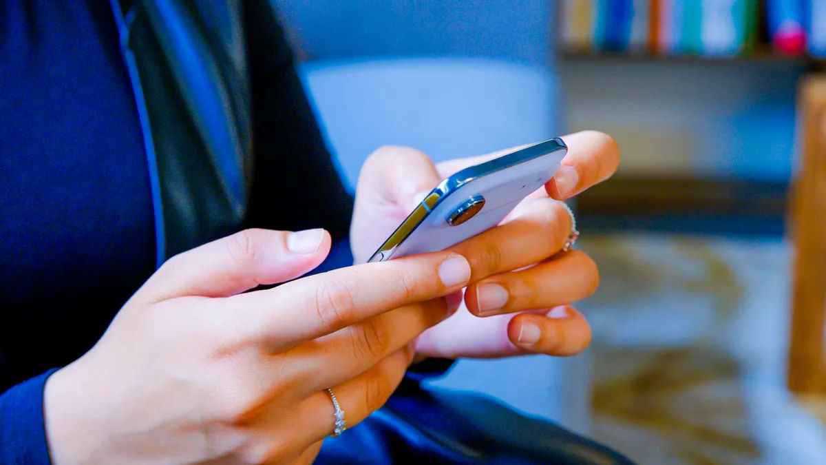 يثير إعجاباً وجدلاً معاً.. 5 معلومات يجب أن تعرفها عن “آيفون Air”
