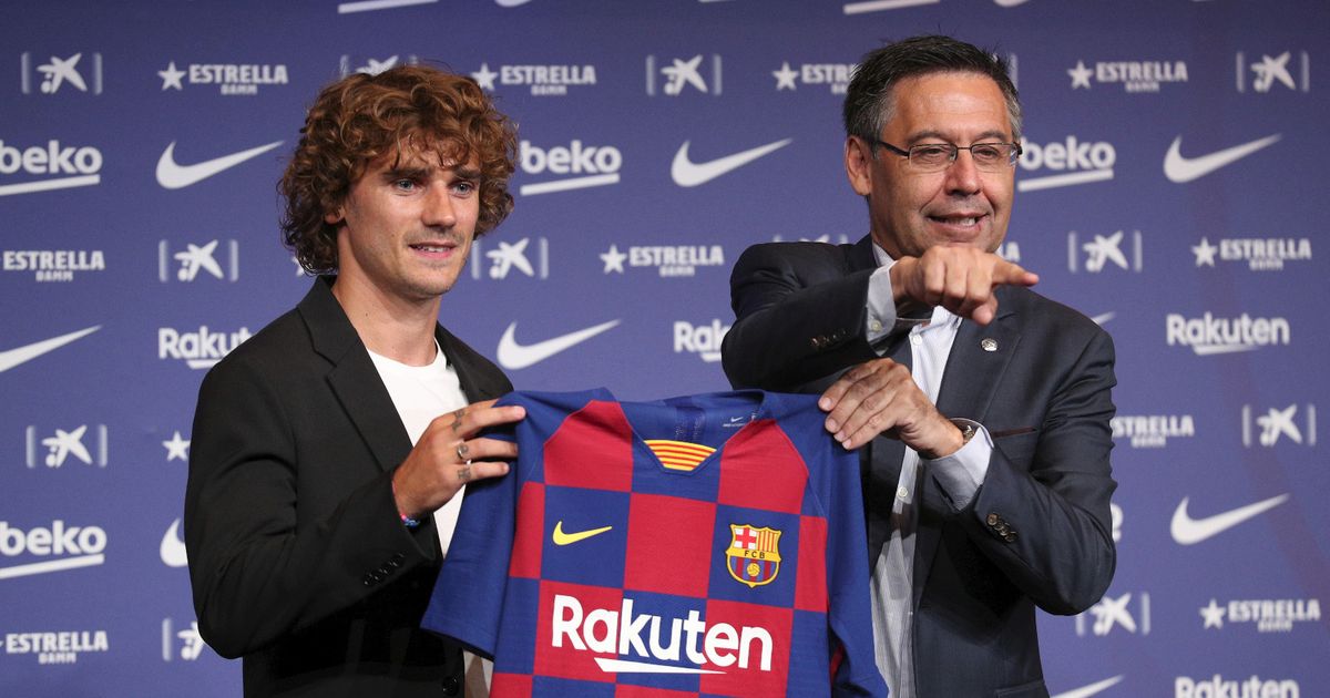 قاض يتهم برشلونة بمخالفتين في صفقة أنطوان غريزمان من أتلتيكو