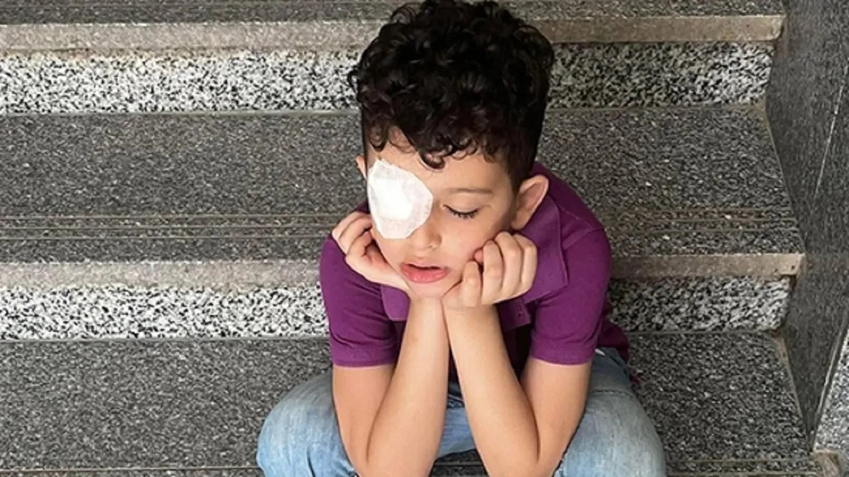 إصابة الطفل فادي على يد معلمته حدفت الكتاب وأصابت عينه منشور الأم يشعل مواقع التواصل