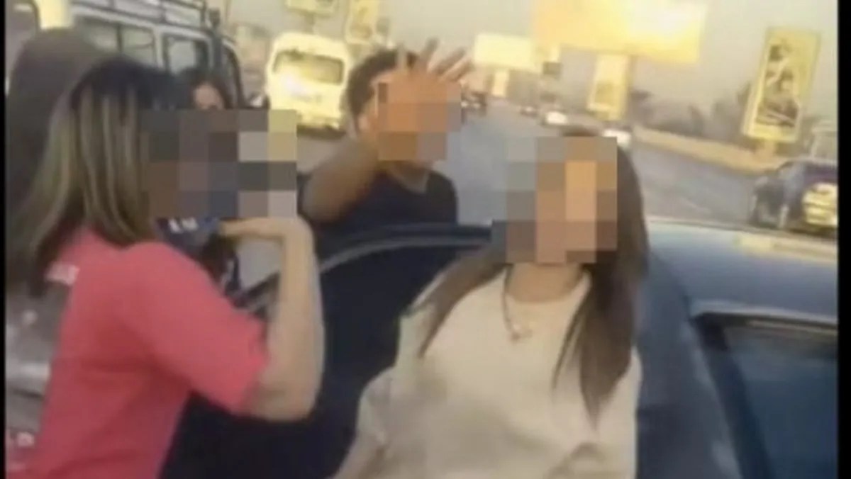 بالصور تفاصيل القبض على شابين وفتاتين بسبب فعل مشين على على الطريق العام وهذه عقوبتهم طبقا للقانون