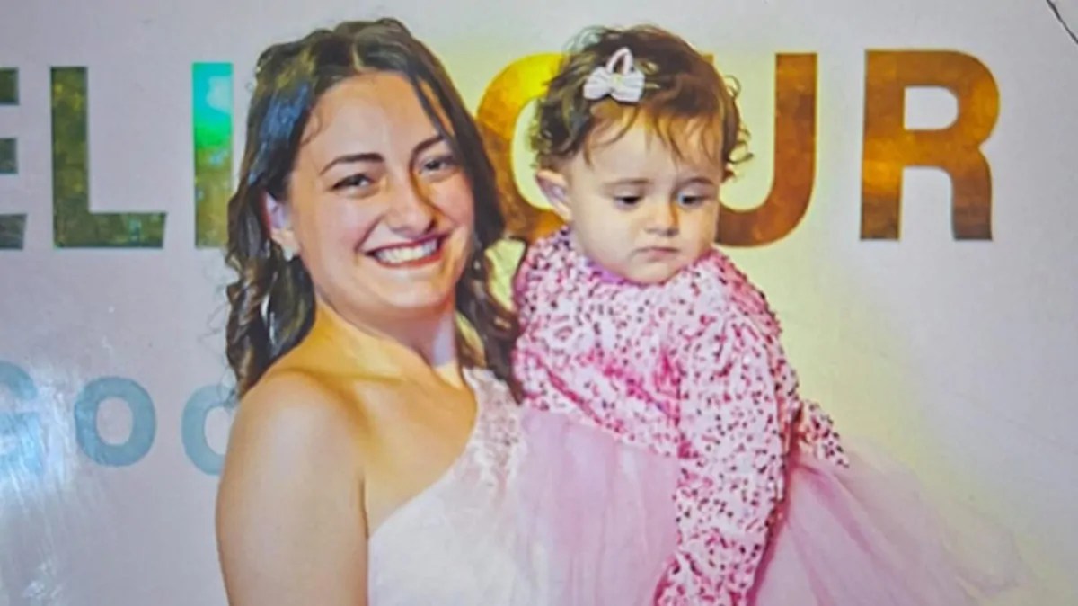 الطفلة ابنة مريم عصام ضحية حادث الدهس تسأل عن والدتها بلا توقف فين ماما يا بابا