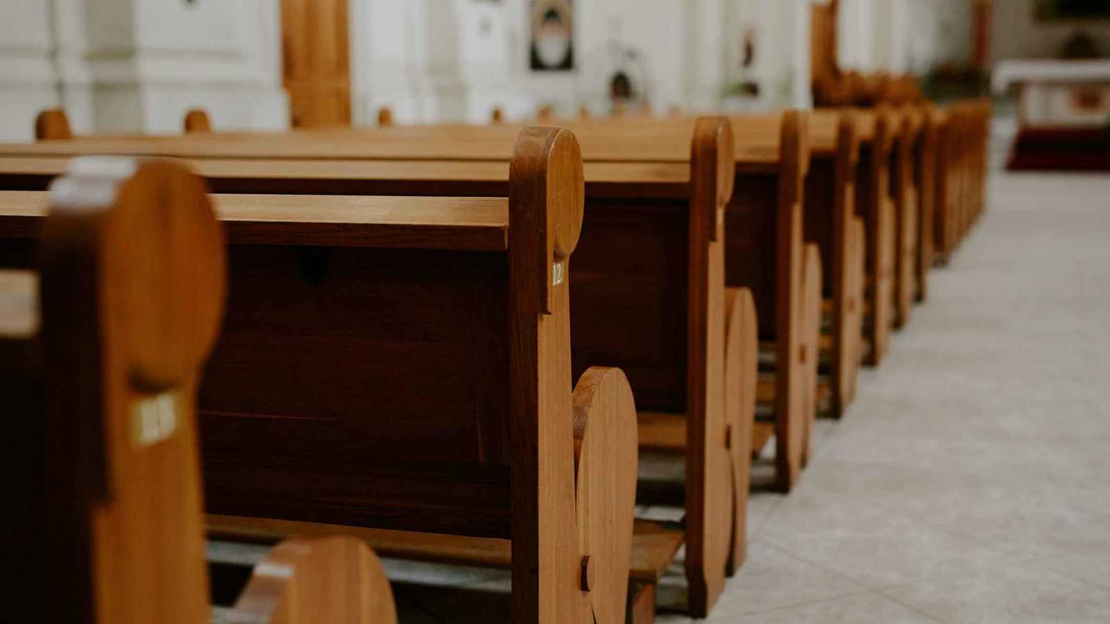 “17 عشيقة” تدفع أسقفا لتقديم استقالته