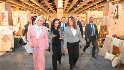 وزيرة التضامن الاجتماعي تتفقد جناح صندوق دعم الصناعات الريفية والبيئية بمعرض تراثنا 2025