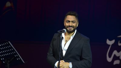تامر حسني يشعل أجواء حفل افتتاح مهرجان نقابة المهن التمثيلية المسرحي.. صور