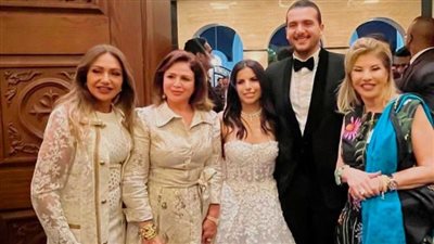إلهام شاهين تهنئ هاني رمزي بزفاف نجله: ربنا يديم صداقتنا ويسعدهم