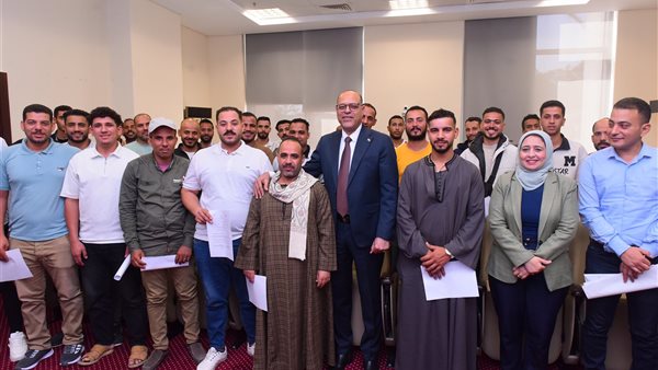 وزير العمل يُسلم عقود عمل للمتقدمين على فرص عمل في مجال الزراعة بالأردن