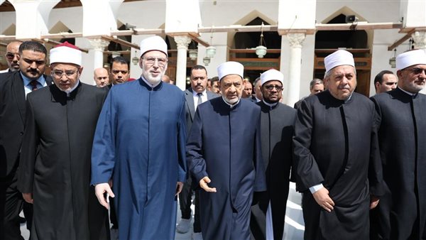 بحضور الآلاف.. شيخ الأزهر يشهد صلاة الجنازة على الدكتور أحمد عمر هاشم