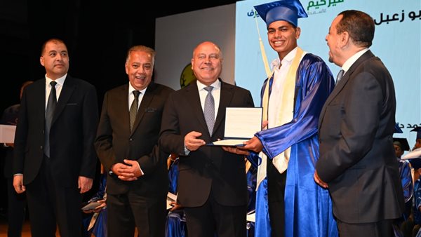 كامل الوزير يفتتح حفل تخرج الدفعة الأولى من مدرسة أبو زعبل للتنمية الصناعية |صور