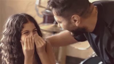 بقينا صحاب.. تامر حسني يفاجئ طفلة في مطعمه آدمز| صور