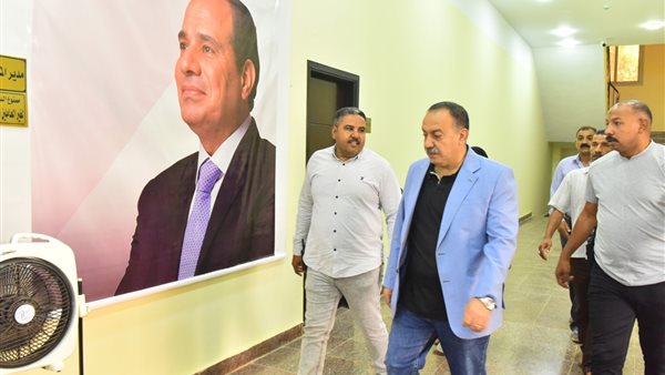 محافظ أسيوط يتابع إنتاج مشغل الخياطة بالمجمع الحرفي بالشامية