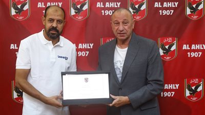 بالصور.. الخطيب يكرم عماد النحاس تقديرا لجهوده مع فريق الكرة بالأهلي