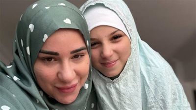 بإسدال الصلاة.. أسما شريف منير مع ابنتها: يوم الجمعة يصلح كل شئ