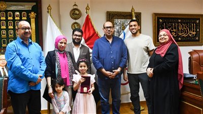 ياسر إدريس رئيس اللجنة الأولمبية يكرم ليلى محمد بطلة الإرادة