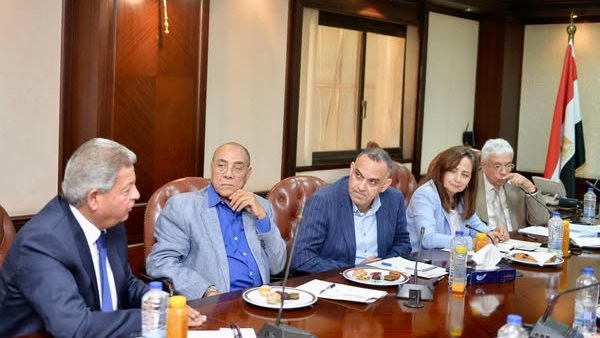 لجنة تطوير الصحافة الورقية والرقمية تعقد أولى اجتماعاتها .. حمدي رزق رئيسًا للجنة.. ورانيا مكرم مقررًا