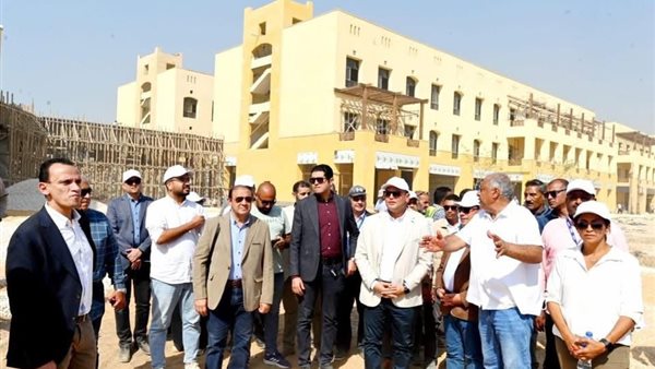 وزير الإسكان يتفقد مكونات مشروع حدائق تلال الفسطاط وأعمال التشطيبات