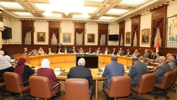 محافظ القاهرة يبحث مع ممثلي الغرفة التجارية والشركة القابضة سبل تنفيذ توجيهات رئيس الوزراء