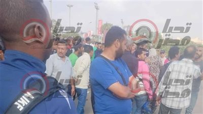 وقفة احتجاجية لعمال الأهلي بسبب تجاهل وعود زيادة الرواتب: “بنخدم النادي بقالنا 20 سنة وبنقبض ملاليم”