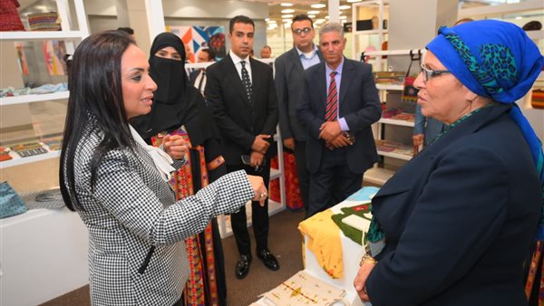 وزيرة التضامن تتفقد جناح معرض “ديارنا للحرف اليدوية والتراثية” بمطار شرم الشيخ الدولي
