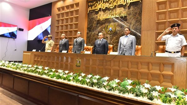 إشراك طلاب الجامعات والمدارس وأساتذة الجامعة ورجال الأعمال في جلسة المجلس التنفيذي