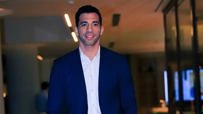 الأحمر يظهر في الاستوديو التحليلي لمباراة مصر وإسبانيا بنصف نهائي مونديال اليد