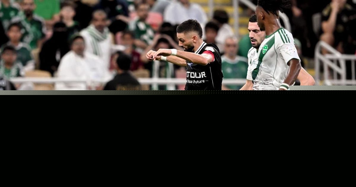 الشباب بعشرة لاعبين يعطّل الأهلي ويبعده عن قمة دوري روشن