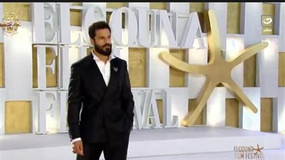 النجم التركي كان اورغانجي أوغلو وحسن أبو الروس.. توافد النجوم على ريد كاربت مهرجان الجونة